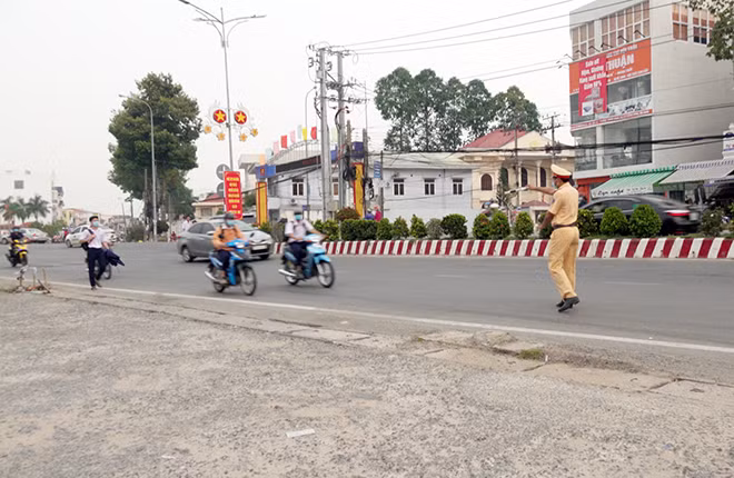 Cán bộ CSGT kiểm tra, xử lý người vi phạm giao thông.