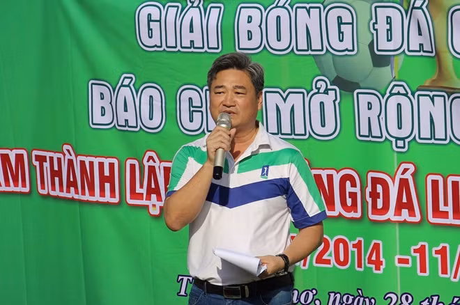 Đồng chí Nguyễn Bá Hiên, Trưởng Cơ quan Thường trú Báo QĐND tại ĐBSCL - Chủ nhiệm CLB JFC Cần Thơ, phát biểu tại lễ khai mạc.