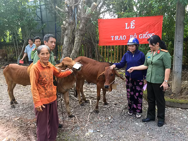 Công an Đồng Nai tặng bò giống cho hộ nghèo.