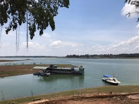 Lòng hồ mênh mông nước, cuộc sống của dân chài biệt lập với đất liền.