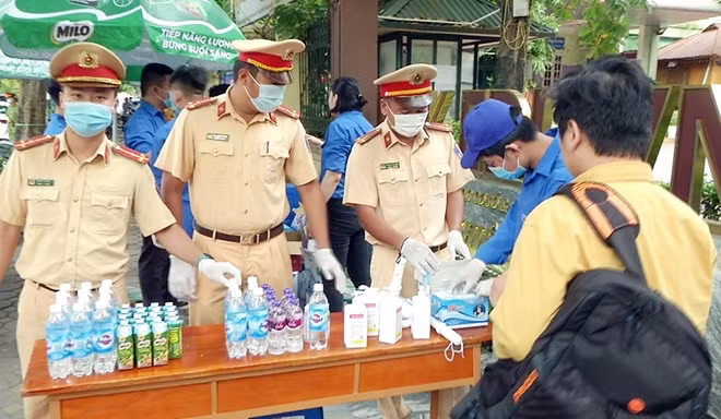 Cùng với nhiệm vụ đảm bảo giao thông tại điểm thi, các chiến sỹ Đội CSGT số 6 cũng mang theo hàng trăm chai nước, khẩu trang và dung dịch rửa tay miễn phí tới các điểm thi để phục vụ cho các thí sinh cũng như phụ huynh trong buổi thi đầu tiên.