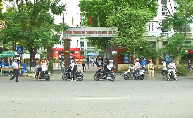 Tại điểm trường THPT Nguyễn Bỉnh Khiêm (quận Cầu Giấy, Hà Nội), từ sáng sớm ngày 9/8, các chiến sĩ CSGT thuộc Đội CSGT số 6 đã có mặt triển khai lực lượng làm nhiệm vụ đảm bảo giao thông tại điểm thi không bị ùn tắc.
