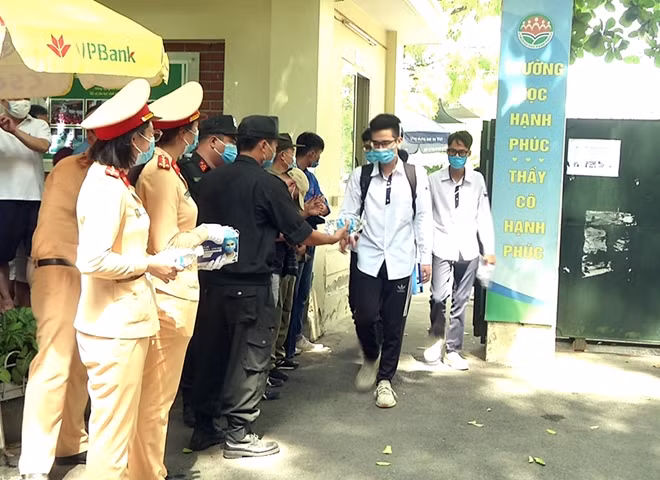 Các nữ CSGT thuộc Đội CSGT số 3 tiếp sức thí sinh vượt vũ môn