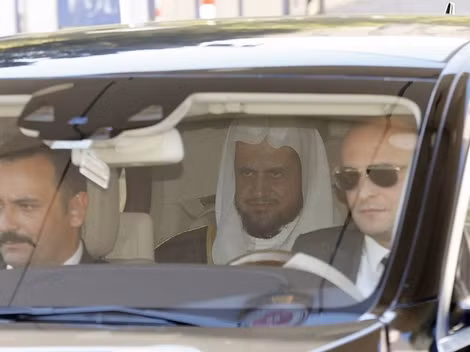 Bộ trưởng Tư pháp Saudi Arabia Saud al-Mojeb (đội khăn) tại Thổ Nhĩ Kỳ hôm 29-10.