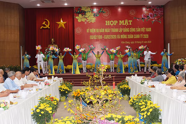 Chương trình văn nghệ chào mừng tại buổi họp mặt sáng 18-1. Chương trình văn nghệ chào mừng tại buổi họp mặt sáng 18-1.