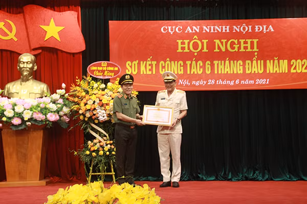Thừa uỷ quyền của Thủ tướng Chính phủ, Thứ trưởng Lương Tam Quang tặng “Bằng khen của Thủ tướng Chính phủ” cho tập thể Cục An ninh Nội địa Thừa uỷ quyền của Thủ tướng Chính phủ, Thứ trưởng Lương Tam Quang tặng “Bằng khen của Thủ tướng Chính phủ” cho tập thể Cục An ninh Nội địa