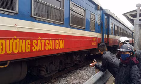 Vụ tai nạn khiến đoàn tàu phải dừng lại một thời gian. Ảnh: Đ.G. Vụ tai nạn khiến đoàn tàu phải dừng lại một thời gian. Ảnh: Đ.G.