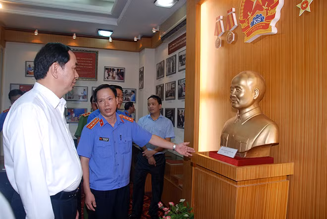Chủ tịch nước thăm phòng truyền thống của ngành KSND.