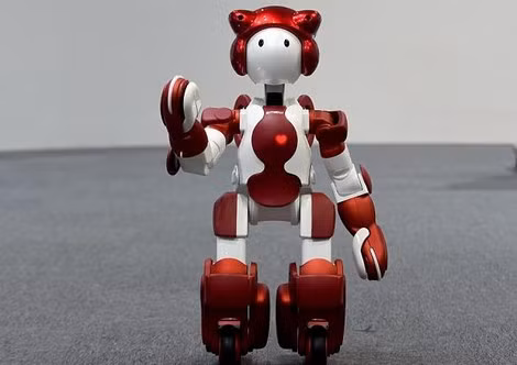 Robot chào đón du khách ở sân bay Nhật Bản.