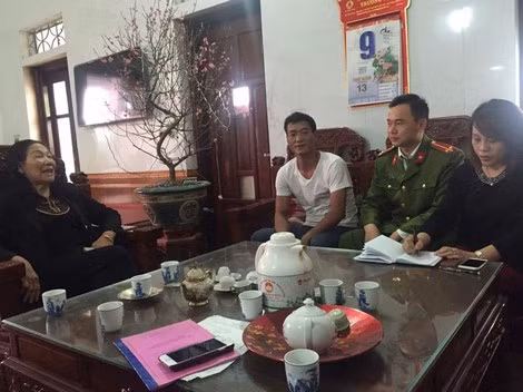 Phóng viên Chuyên đề CSTC trò chuyện cùng bà My, anh Tĩnh.