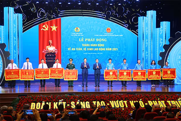 Lãnh đạo Tổng LĐLĐVN và Bộ LĐTB-XH trao tặng cờ thi đua ghi nhận, biểu dương các tập thể, cá nhân có thành tích xuất sắc Lãnh đạo Tổng LĐLĐVN và Bộ LĐTB-XH trao tặng cờ thi đua ghi nhận, biểu dương các tập thể, cá nhân có thành tích xuất sắc