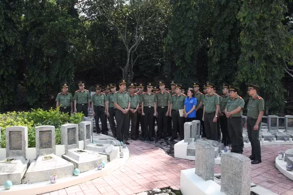 Cán bộ, chiến sỹ Bộ Tư lệnh Cảnh vệ viếng mộ các anh hùng, liệt sỹ và nghe kể về lịch sử hào hùng của thế hệ cha anh.