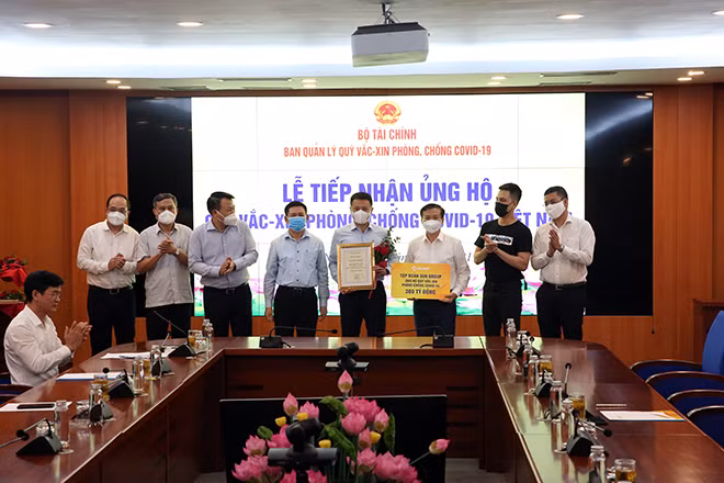 Lễ trao tặng Quỹ văc-xin