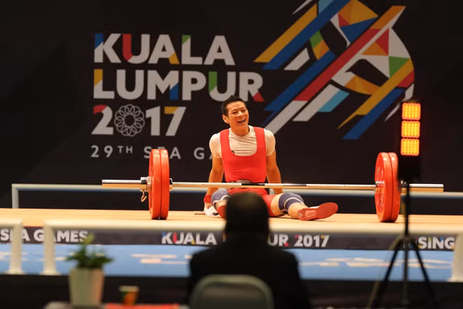 Thạch Kim Tuấn không cử giật được mức 130kg