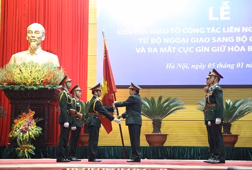 Đại tướng Ngô Xuân Lịch đã trao Quân kỳ Quyết thắng cho Cục Gìn giữ hòa bình Việt Nam. Đại tướng Ngô Xuân Lịch đã trao Quân kỳ Quyết thắng cho Cục Gìn giữ hòa bình Việt Nam.