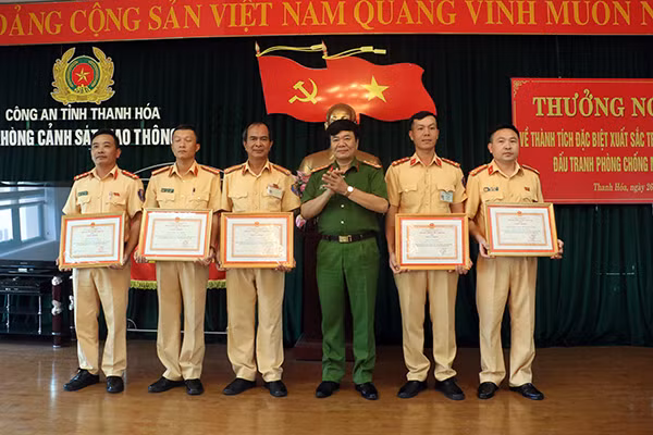 Đại tá Khương Duy Oanh, Phó Giám đốc Công an tỉnh trao Giấy khen của Giám đốc Công an tỉnh cho 1 tập thể và 4 cá nhân