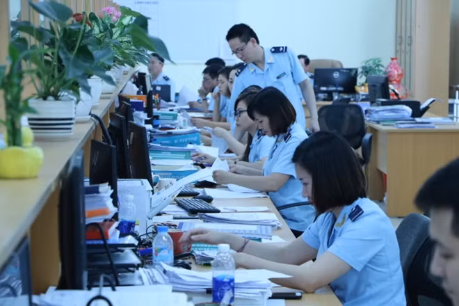 Hải quan cửa khẩu cảng Đình Vũ hoạt động dưới sự giám sát chặt chẽ của hệ thống camera.