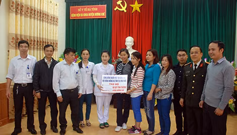 Đại diện Cộng đồng người Việt tại CHLB Đức ủng hộ 20 triệu đồng duy trì nồi cháo tình thương trong vòng 1 tháng tại Bệnh viện Đa khoa huyện Hương Khê