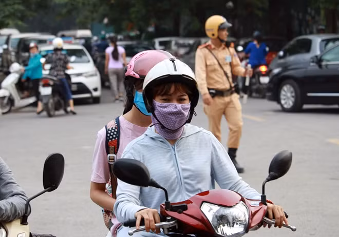 Lực lượng CSGT làm nhiệm vụ tại điểm thi Trường Lương Thế Vinh , Nam Trung Yên, Cầu Giấy.