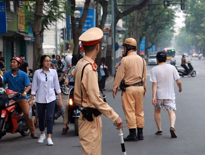 Lực lượng CSGT làm nhiệm vụ đảm bảo TTATGT bên ngoài các điểm thi.