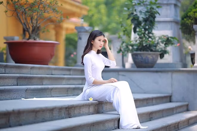Hình ảnh Quỳnh Trang trong tà áo dài được nữ sinh Hà thành đăng tải trên trang Facebook cá nhân.