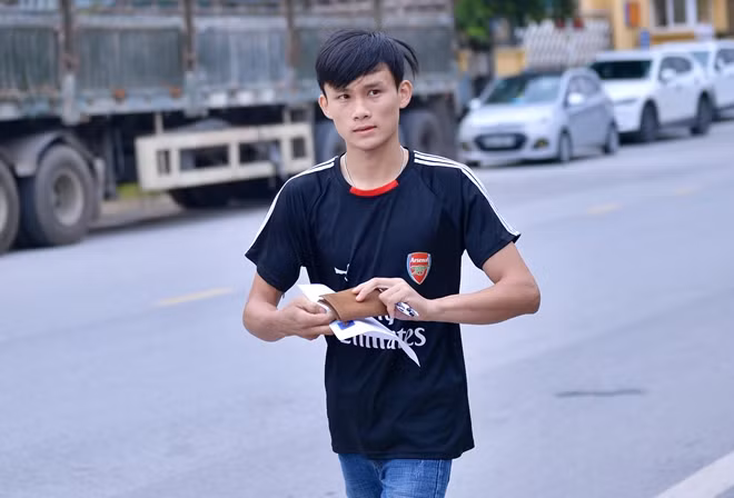 Các thí sinh vội vã tới phòng thi.