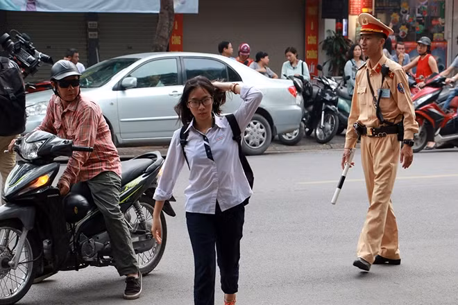 Thí sinh và người nhà tập trung về các điểm trường rất đông nên dễ xảy ra ùn tắc cục bộ tuy nhiên trong ngày thi đầu tiên, lực lượng CSGT Hà Nội đã tổ chức hoạt động tốt nên trong ngày thi đầu tiên theo ghi nhận của PV không có điểm tắc nghẽn nào xảy ra.