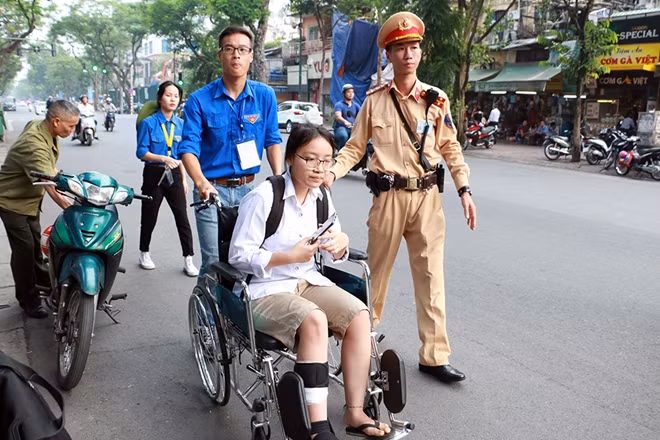 Chiến sĩ CSGT Hà Nội hỗ trợ thí sinh Nguyễn Thị Thuý Hà, học sinh trường Thực Nghiệm, bị tai nạn trước kỳ thi 1 tuần tiếp tục kỳ thi.