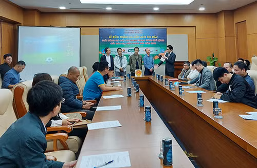 Đại diện các đội bóng tham dự lễ bốc thăm.
