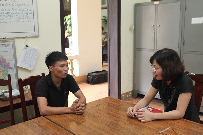Nhà báo Hương Vũ và nhà báo Thu Hòa trong những lần tác nghiệp.