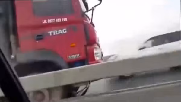 Chiếc xe tải chạy ngược chiều.