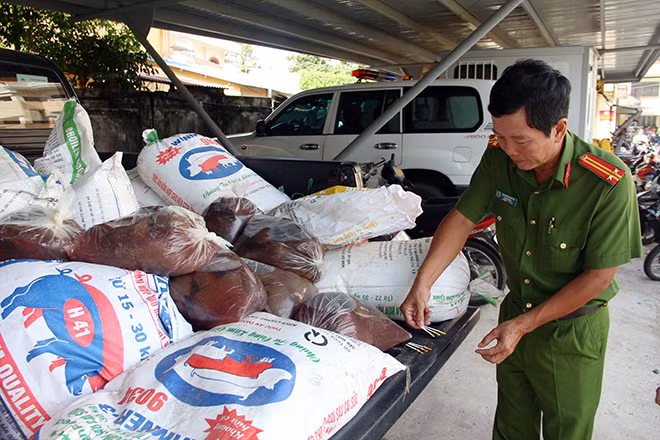 Số huyết heo bốc mùi bị cơ quan chức năng tịch thu tiêu hủy.