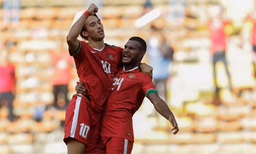 Indonesia không lấn lướt Campuchia trong hiệp một nhưng chiến thắng nhờ lợi thế hơn người. Ảnh:Bola.com.