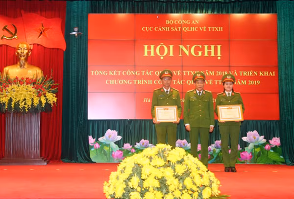 Thứ trưởng Lê Qúy Vương trao danh hiệu Chiến sĩ thi đua toàn lực lượng CAND cho 2 cá nhân