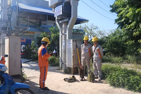 Một nhóm công tác của Điện lực TP Thái Nguyên đang triển khai phổ biến công việc.