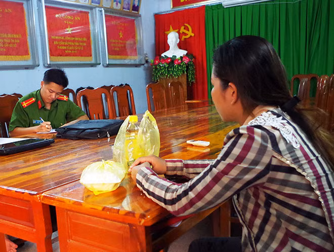 Đối tượng Thúy (áo sọc) tại cơ quan Công an.