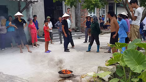 Người dân lấy nước giếng để đốt thử.