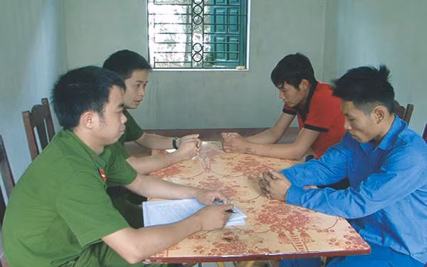 Đối tượng Hoàng Văn Bốn và Đào Xuân Thắng bị bắt giữ tại cơ quan Công an.