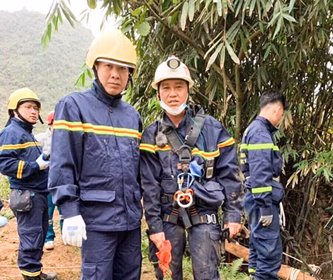 Thiếu tá Nguyễn Chí Thành (bên phải) trong chuyến cứu hộ ở hang Cốc Chia, Cao Bằng.