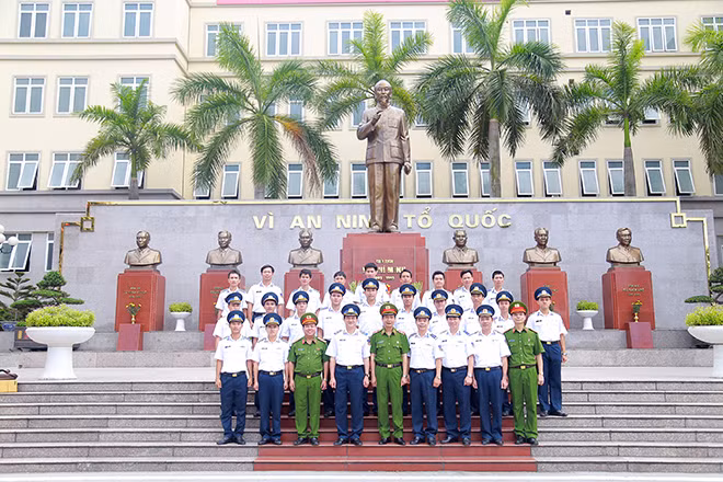 Các đồng chí lãnh đạo đại diện hai đơn vị và học viên chụp ảnh lưu niệm