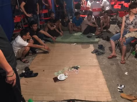 Hiện trường triệt phá một ổ nhóm cờ bạc.