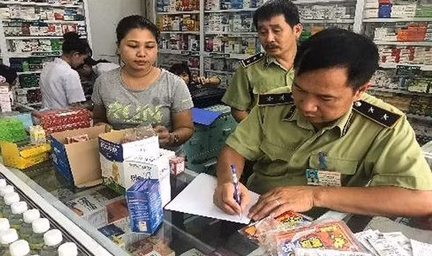 QLTT kiểm tra tại nhà thuốc (ảnh CTV).