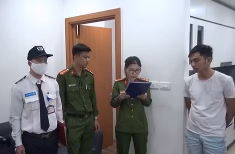 Cơ quan điều tra đọc lệnh khám xét một đối tượng trong đường dây lừa đảo chiếm đoạt tiền trợ cấp phòng chống dịch.