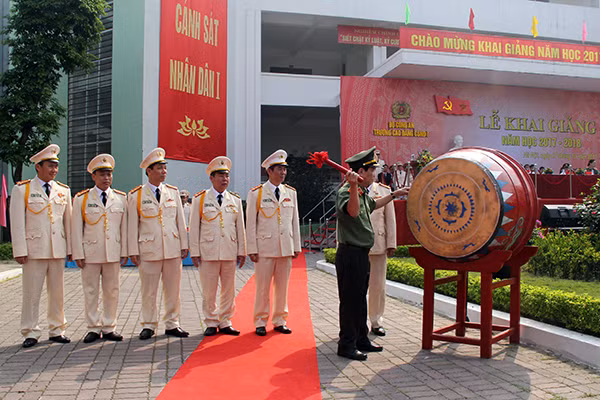 Thứ trưởng Nguyễn Văn Sơn đánh trống khai giảng năm học mới 2017-2018