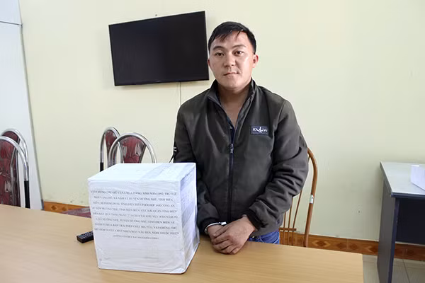 Đối tượng Lầu A Đàng cùng tang vật tại cơ quan Công an