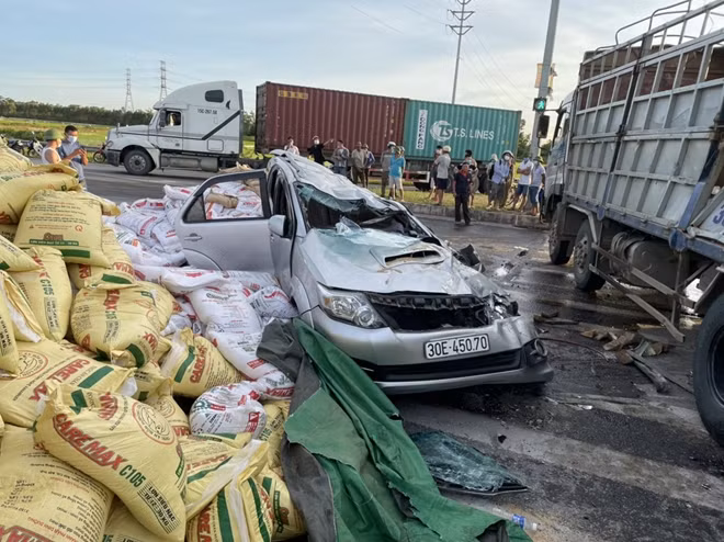 Xe 7 chỗ bẹp dúm sau tai nạn.