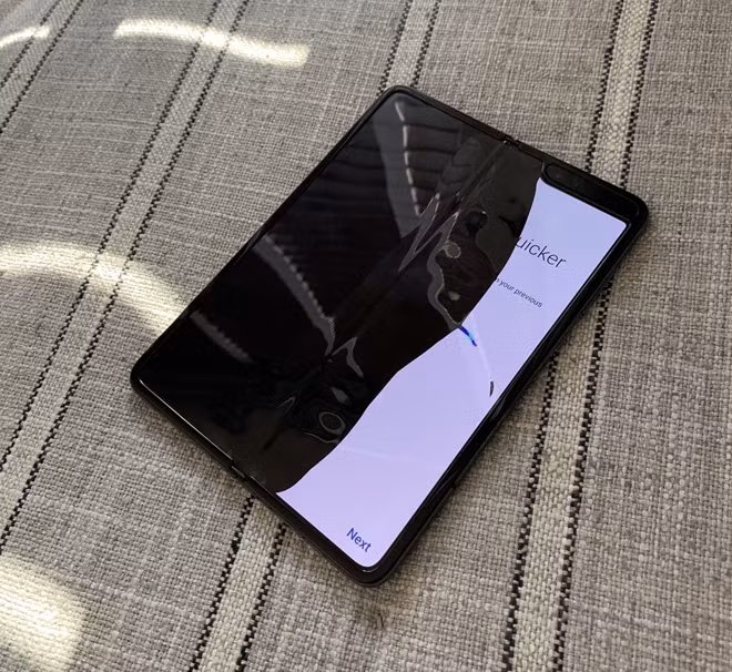 Chiếc Galaxy Fold của Mark Gurman bị loang lổ và hỏng hẳn.