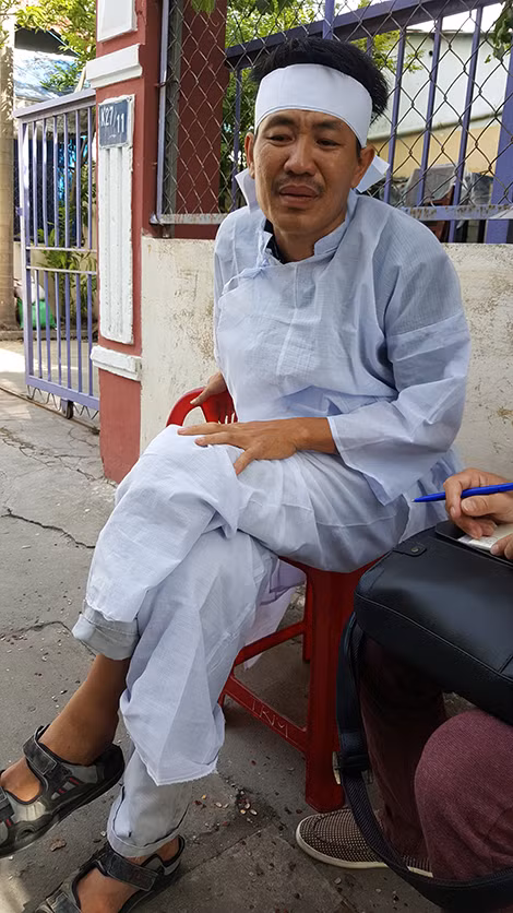 Ông Nguyễn Văn Quân (anh trai của ông L) buồn bã kể lại sự việc.