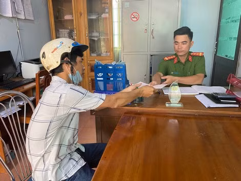 Đại úy Trần Viết Hùng - Trưởng Công an xã Ia O giải quyết công việc cho người dân trong ngày Chủ nhật. Đại úy Trần Viết Hùng - Trưởng Công an xã Ia O giải quyết công việc cho người dân trong ngày Chủ nhật.