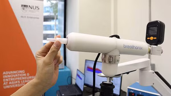 Máy xét nghiệm COVID-19 qua hơi thở mang tên BreFence Go COVID-19 của Breathonix. Đây là hệ thống phân tích hơi thở đầu tiên nhận được sự cấp phép của Cơ quan Khoa học Y tế Singapore.